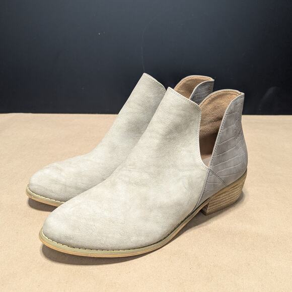 Corkys Boutique Wayland Ankle Booties Faux Suede Embossed Gray Womens 9 Boots - Picture 1 of 6